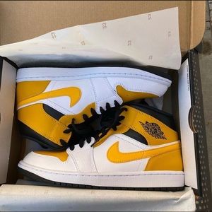 Jordan 1 Mid "White/University Gold/Black"